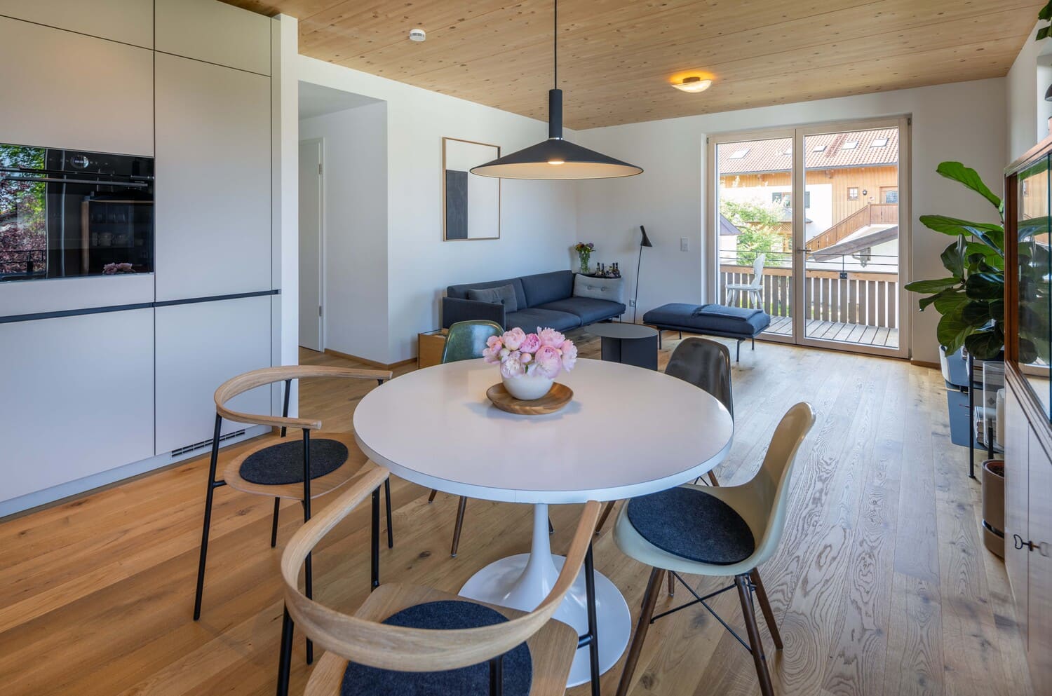 Mehrfamilien Holzhaus in Übersee, Wohnung, Holzboden, Esstisch, Wohnbereich